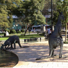 Большая статуя кенгуру бронзовая скульптура